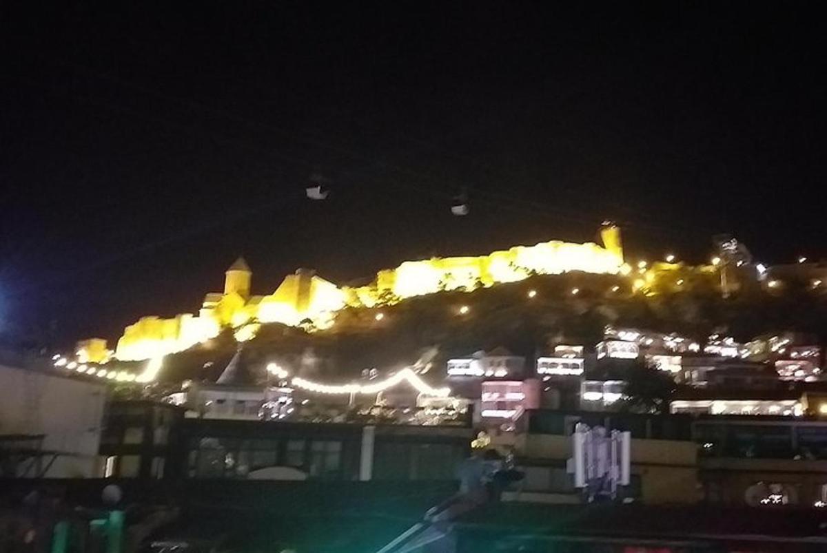 una vista di una città di notte con le luci