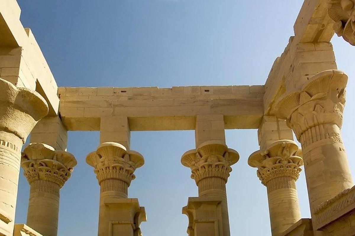 una vista de las columnas de un edificio
