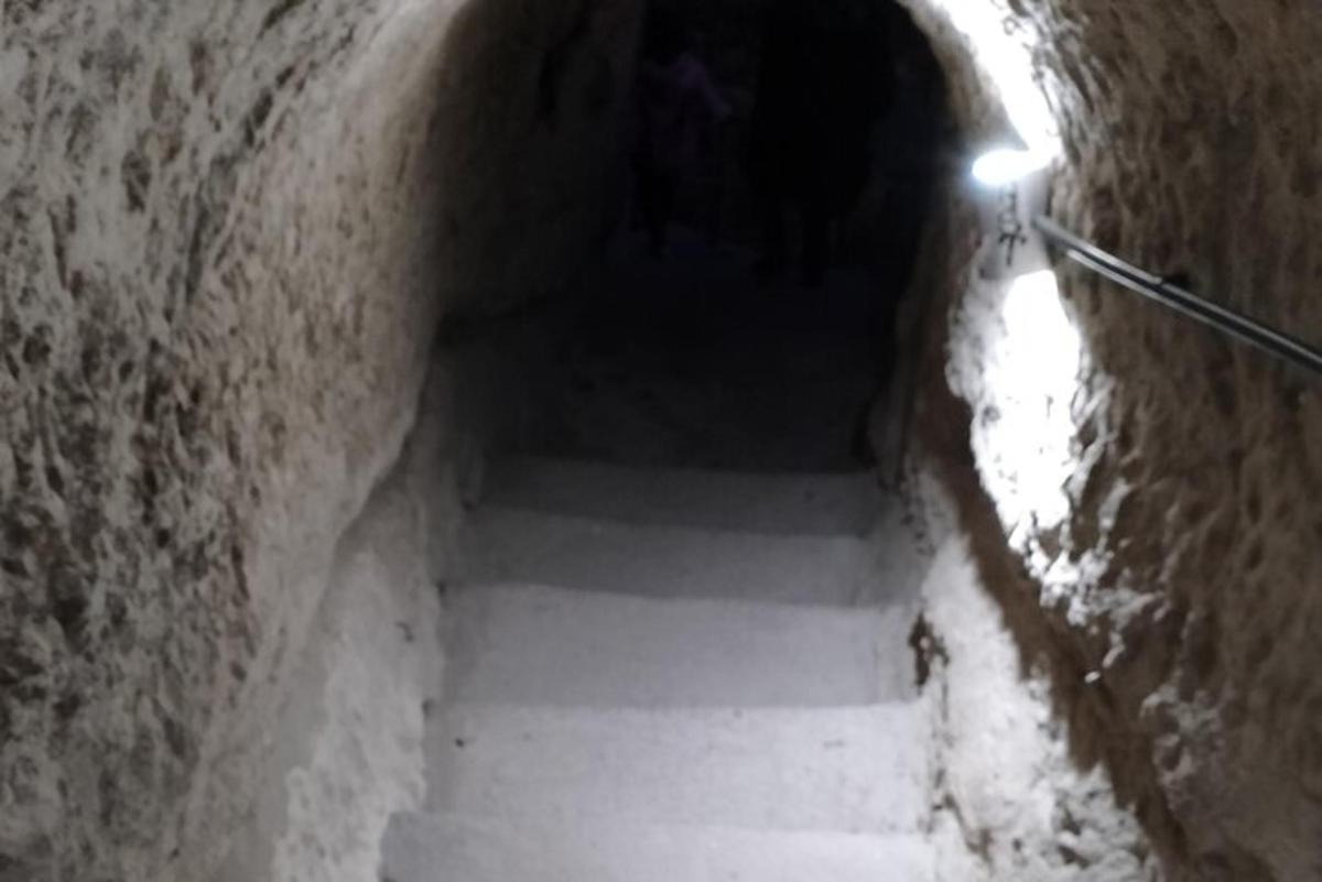 un tunnel con una scala in una grotta