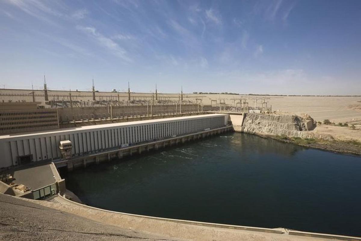une grande étendue d'eau à l'intérieur d'un barrage