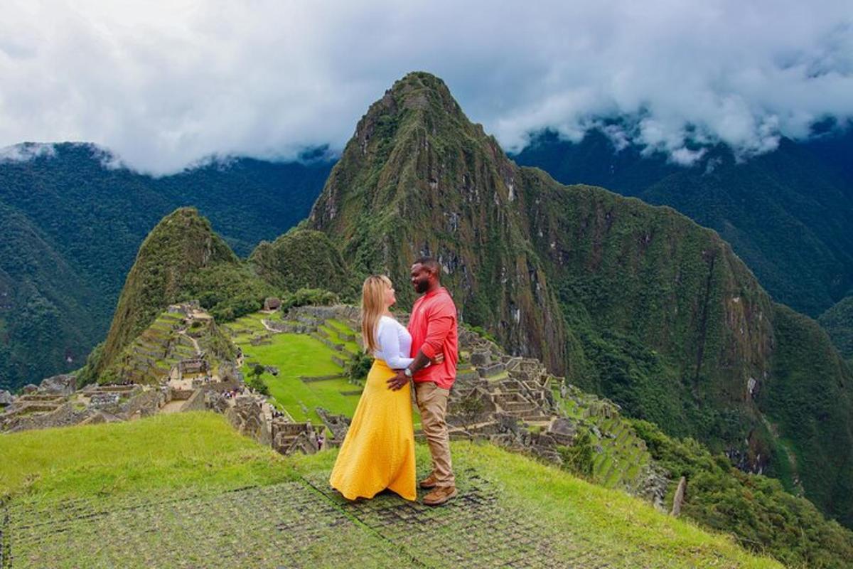Un hombre y una mujer de pie en la cima de una montaña