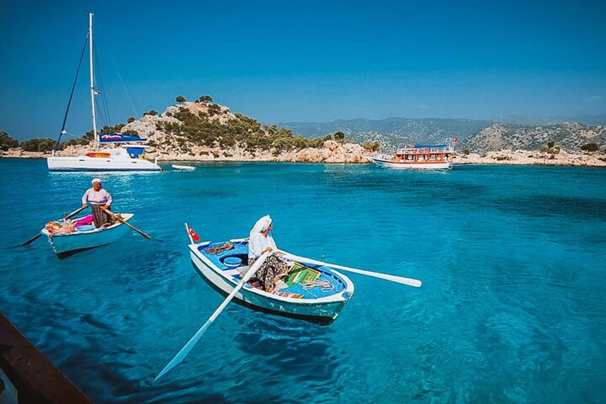 δύο βάρκες στο νερό με δύο άτομα να κωπηλατούν