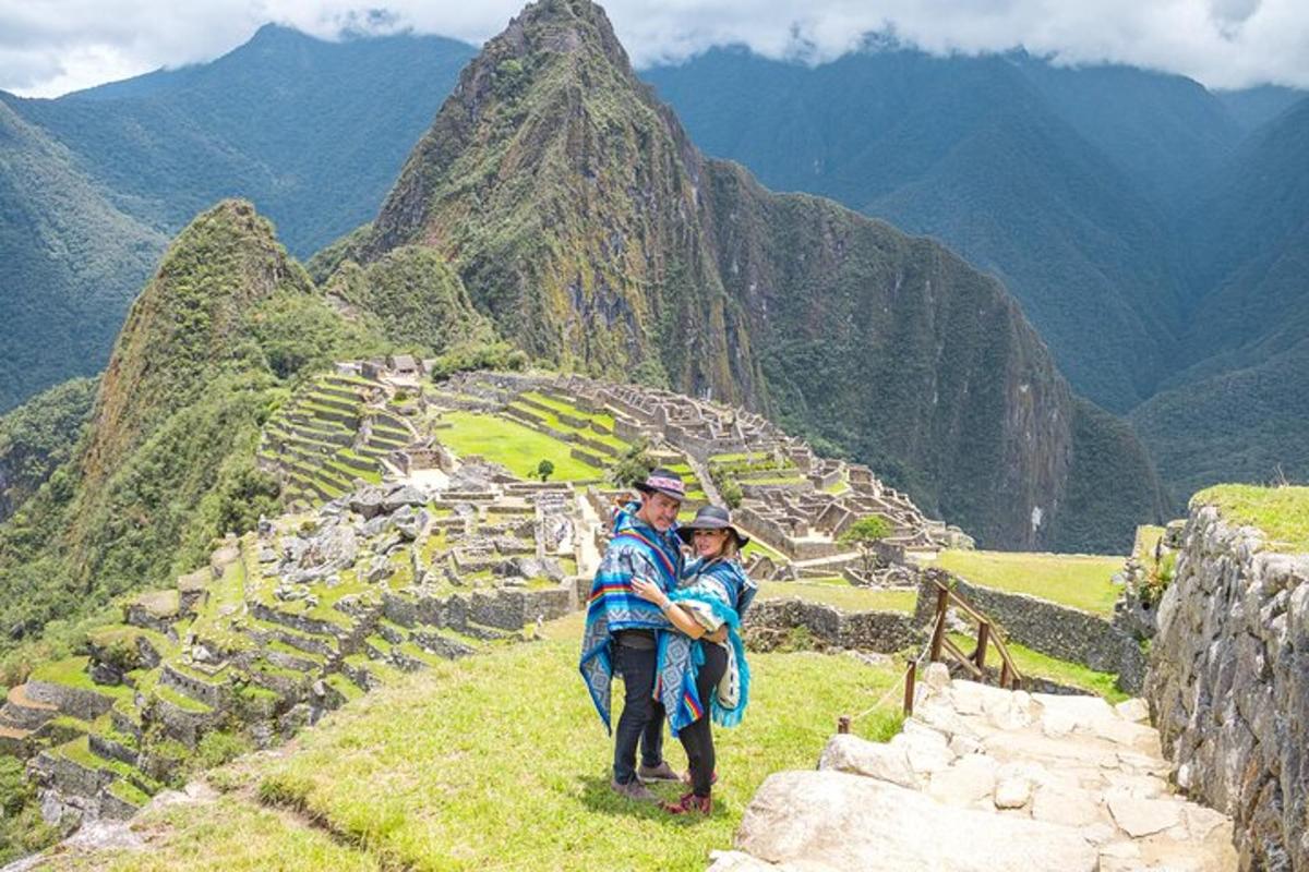 dos personas de pie en la ladera de una montaña