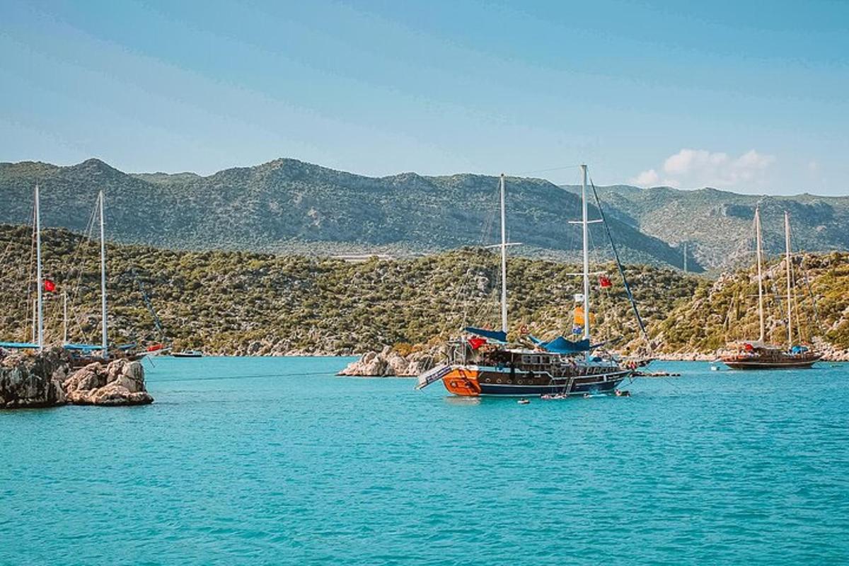 τρία σκάφη είναι αγκυροβολημένα σε μια μεγάλη υδάτινη μάζα