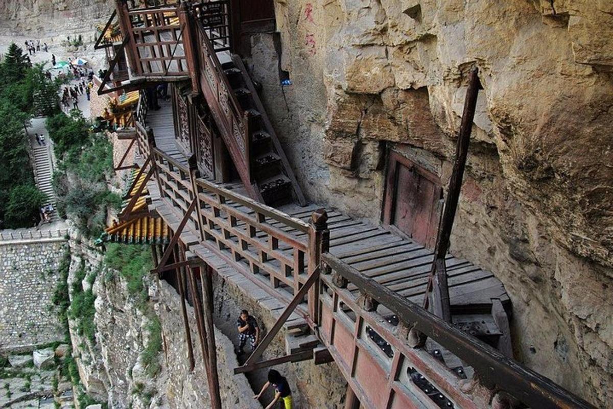 Una vista aérea de una escalera en una montaña.