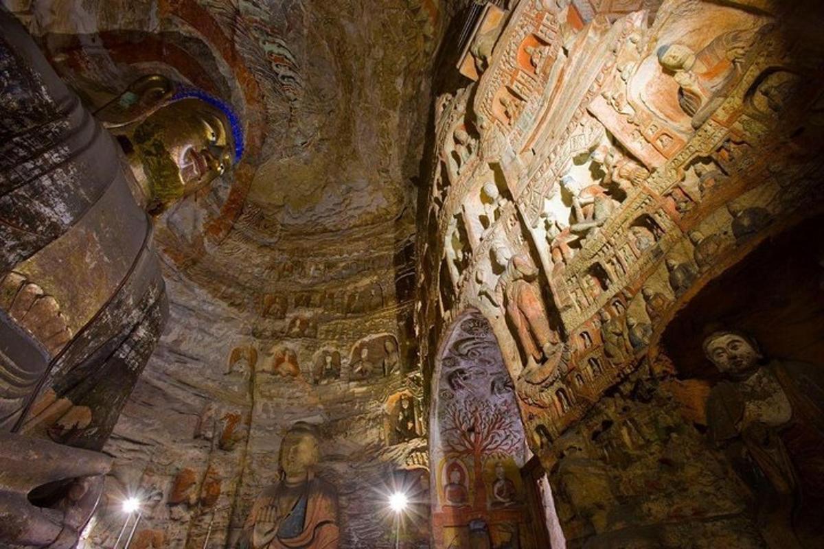 una iglesia con pinturas en las paredes y techos