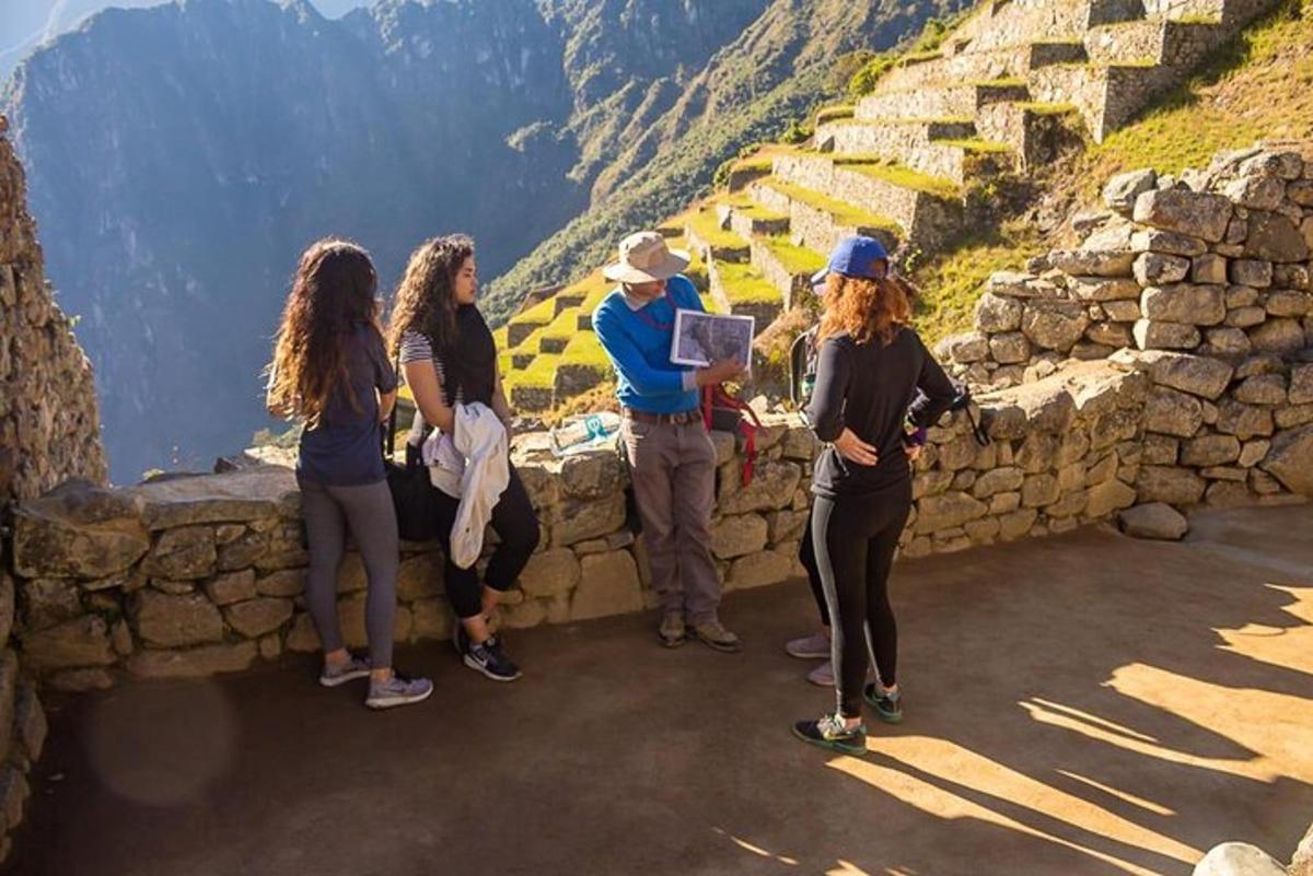 een groep mensen die bovenop een stenen muur staat