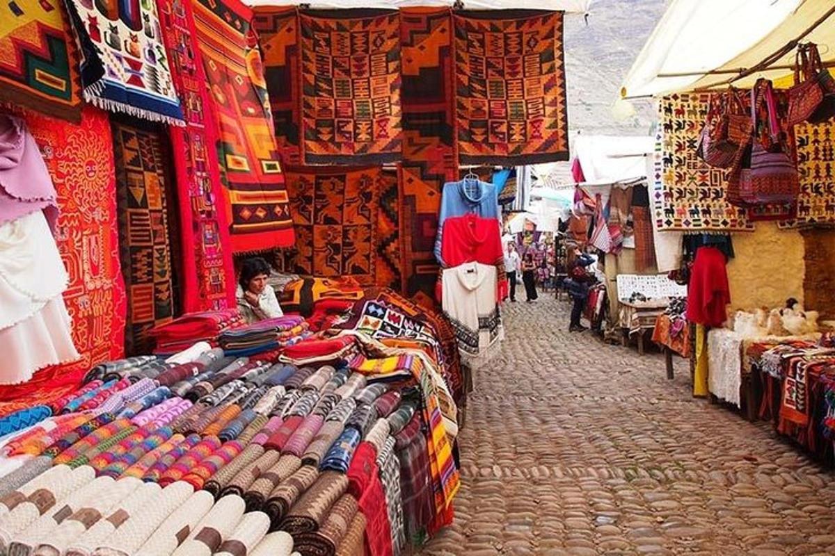 een markt met een hoop kleding tentoongesteld