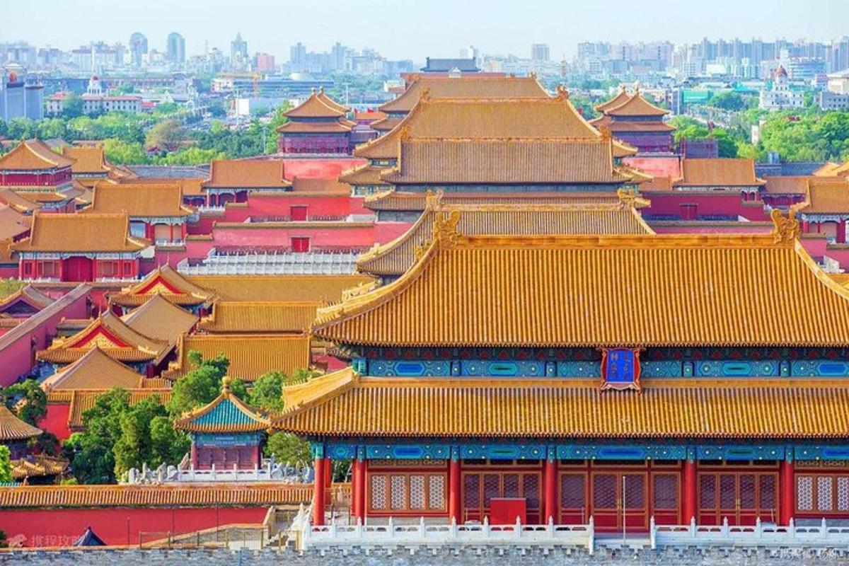 một nhóm các tòa nhà có mái màu cam và một thành phố