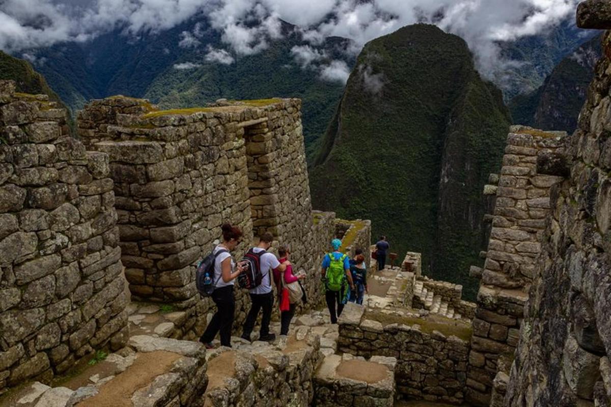 un grup de persones caminant sobre les ruïnes d'una muntanya