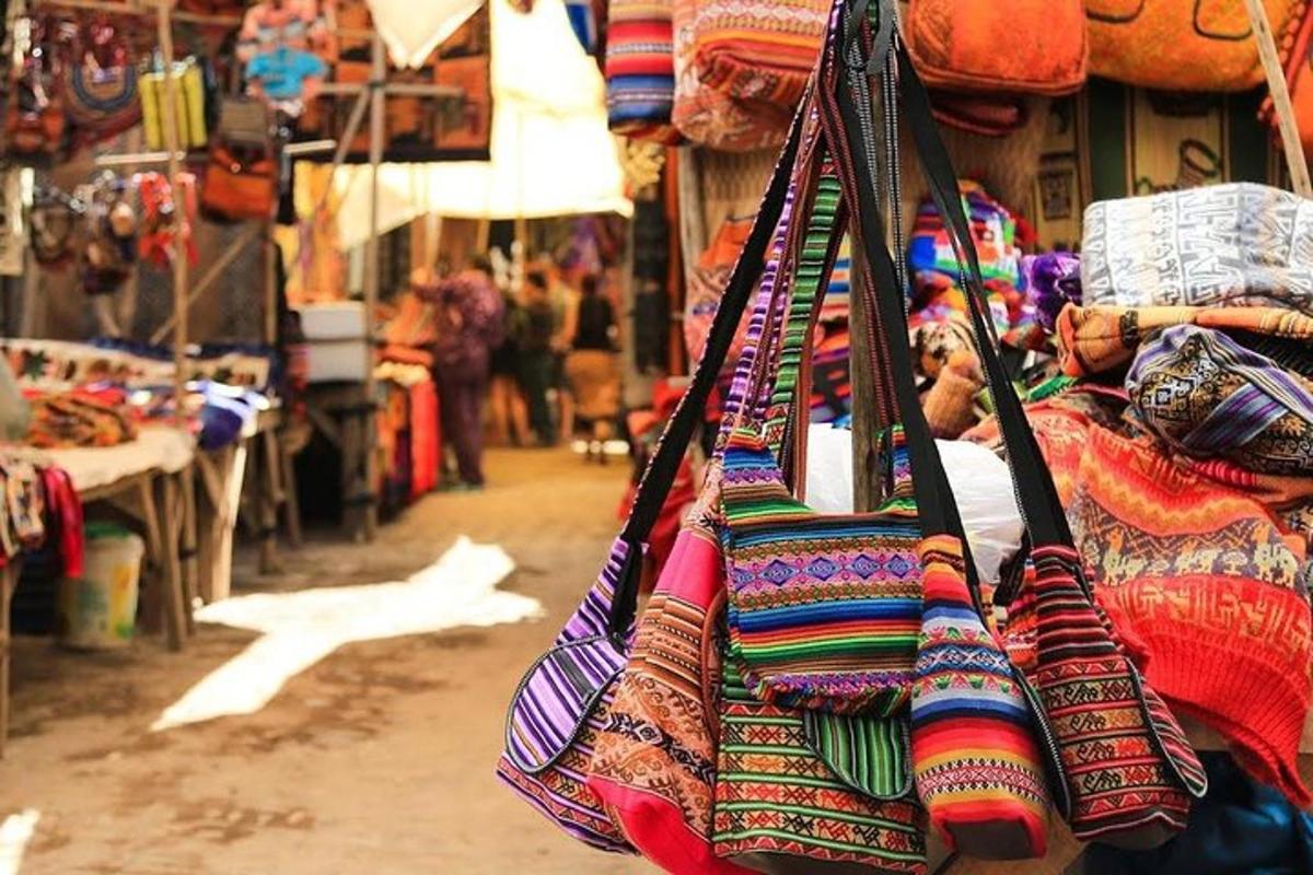 um mercado com um monte de sacolas penduradas em um poste