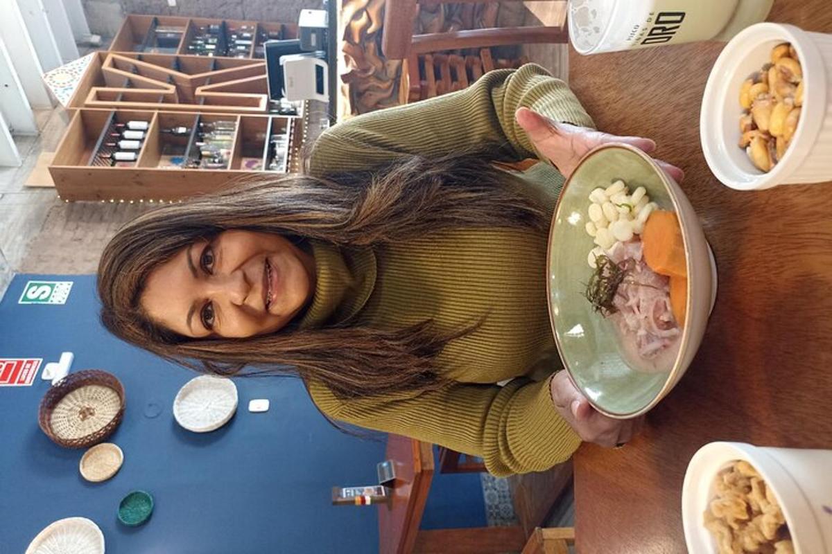 una donna che tiene un piatto di cibo su un tavolo
