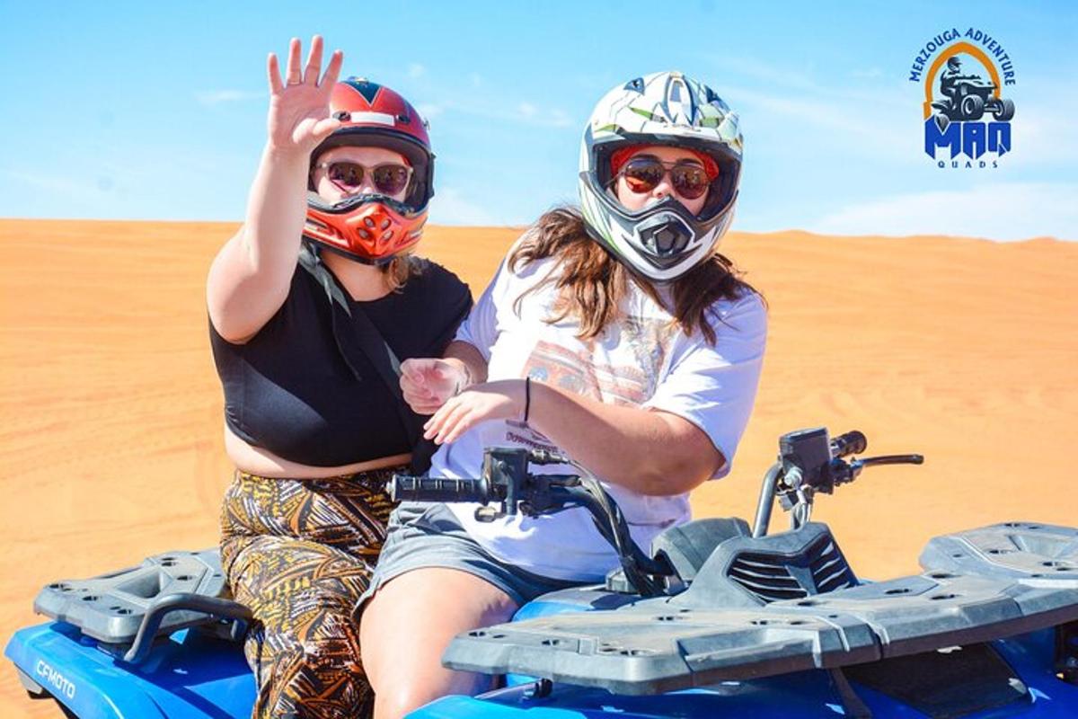 két ember egy terepmotoron a sivatagban