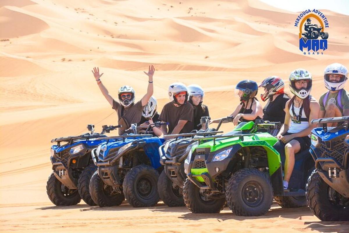egy csoport ember ATV-ken a sivatagban