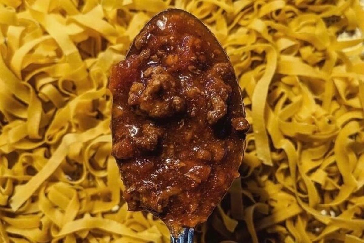 una cullerada d'espaguetis amb salsa en un plat