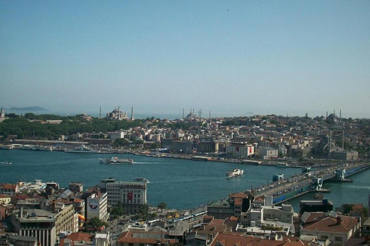 гледка към град с лодки във водата