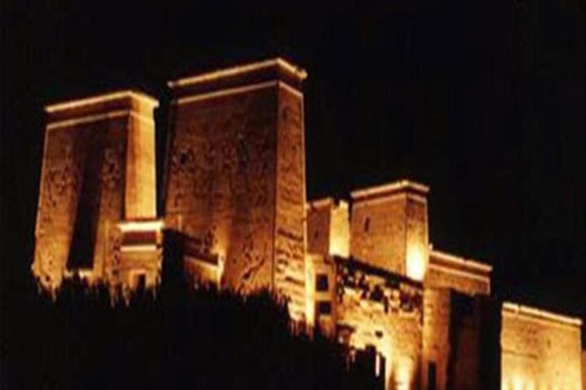 o clădire luminată noaptea cu lumini aprinse