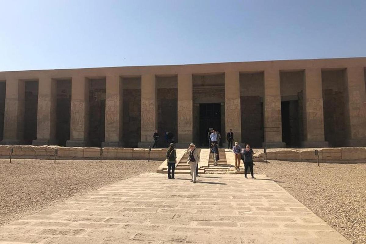 مجموعة من الأشخاص يقفون أمام مبنى
