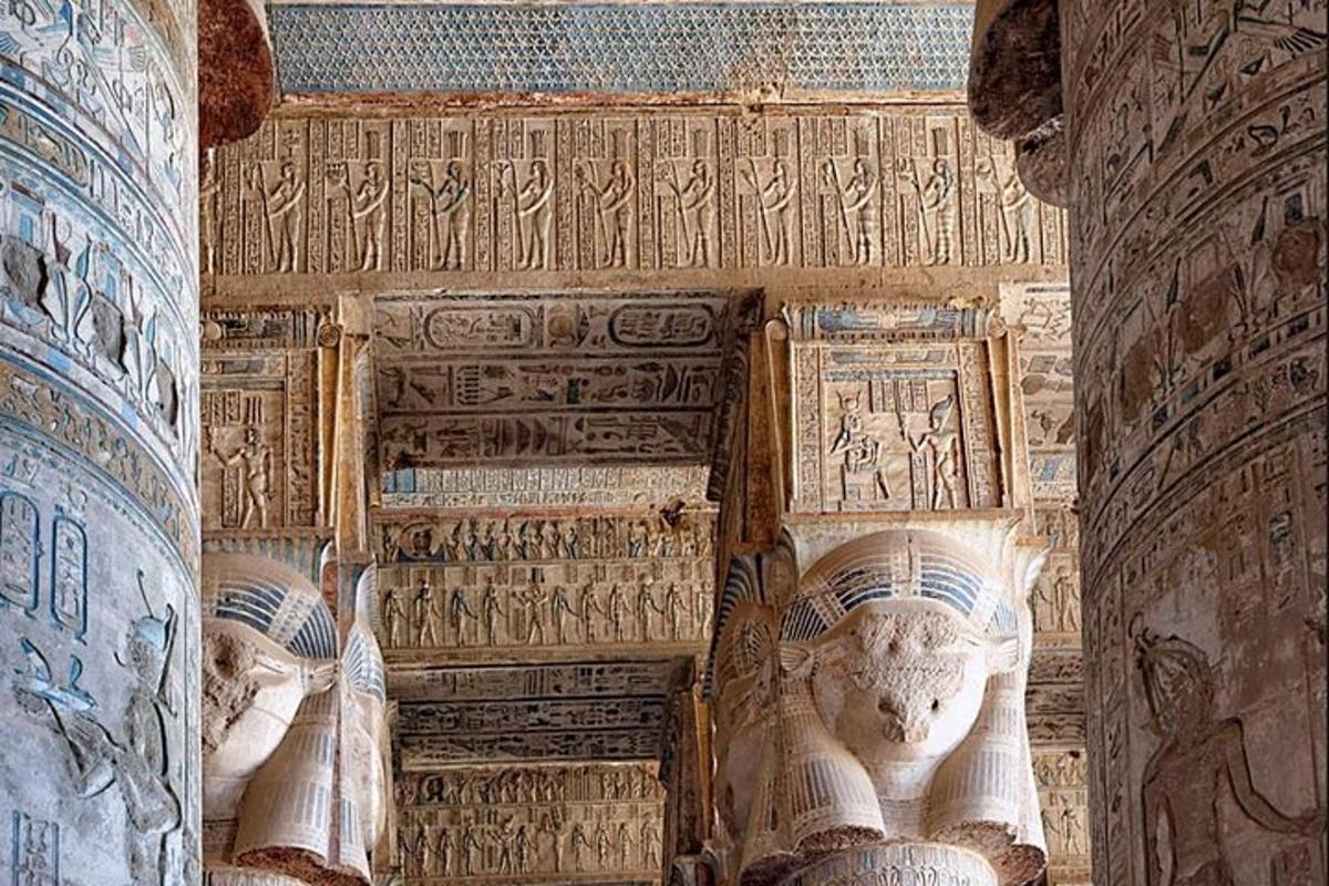 منظر لمبنى به نقوش بارزة على الجدران