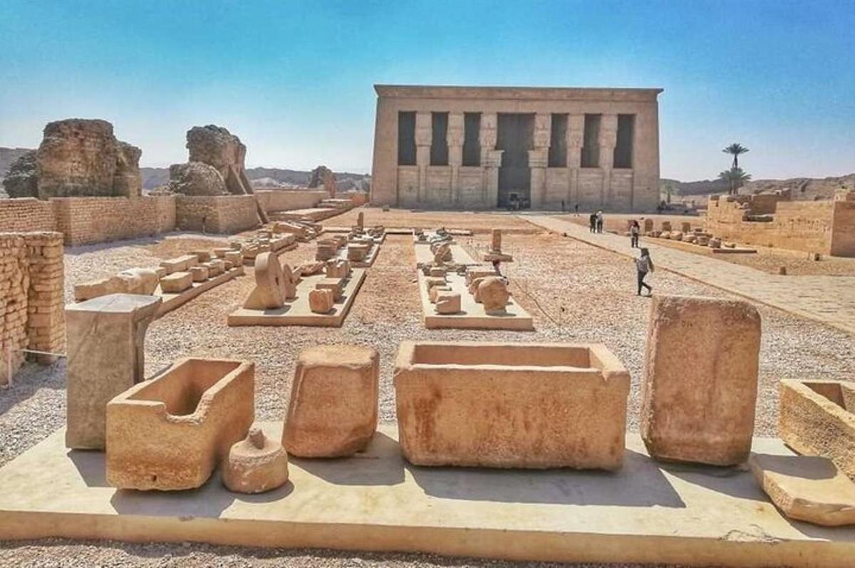 منظر لمبنى مع التحف أمامه