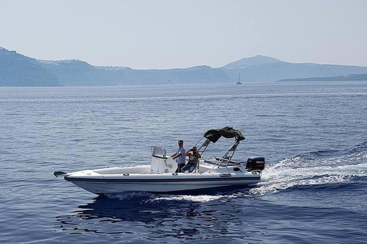 dos personas en un barco en el agua