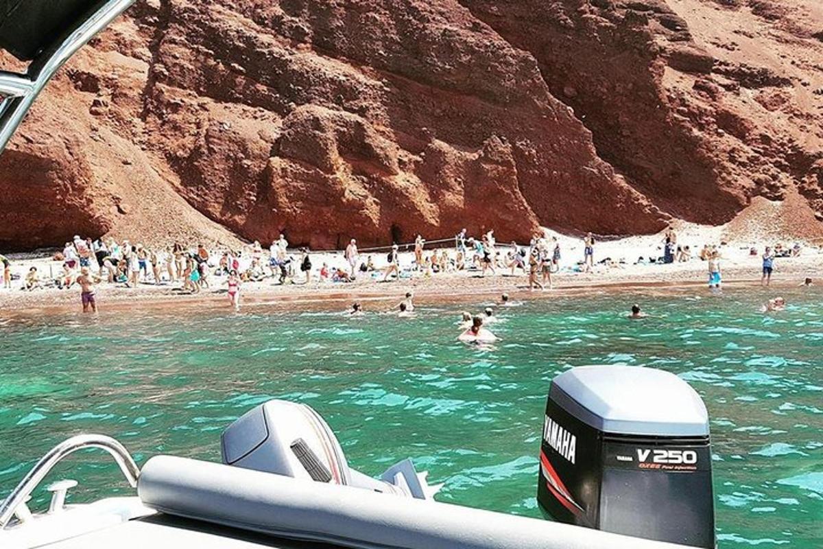 en gruppe mennesker i vannet på en strand