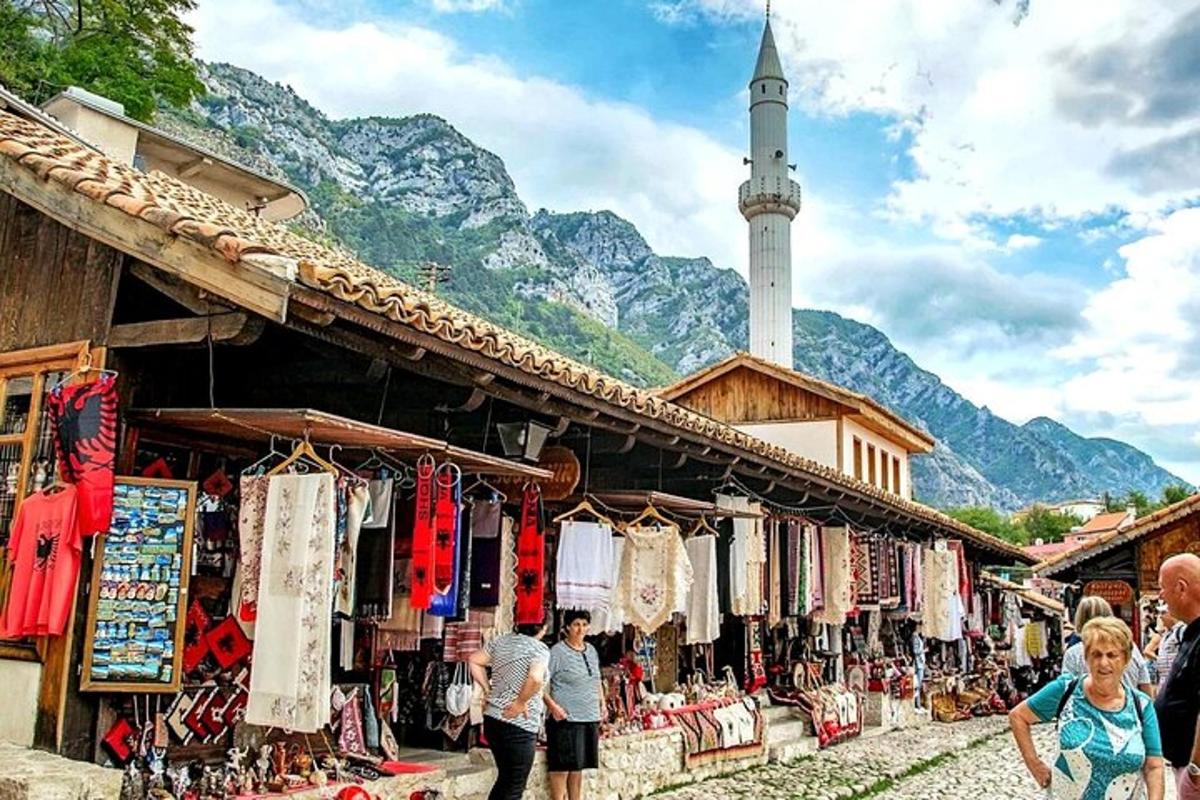 un gruppo di persone che camminano intorno a un mercato con una moschea