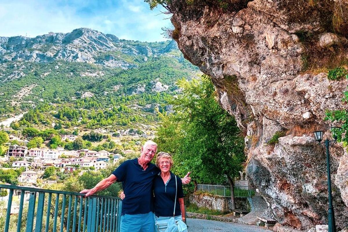 un uomo e una donna in piedi accanto a una roccia