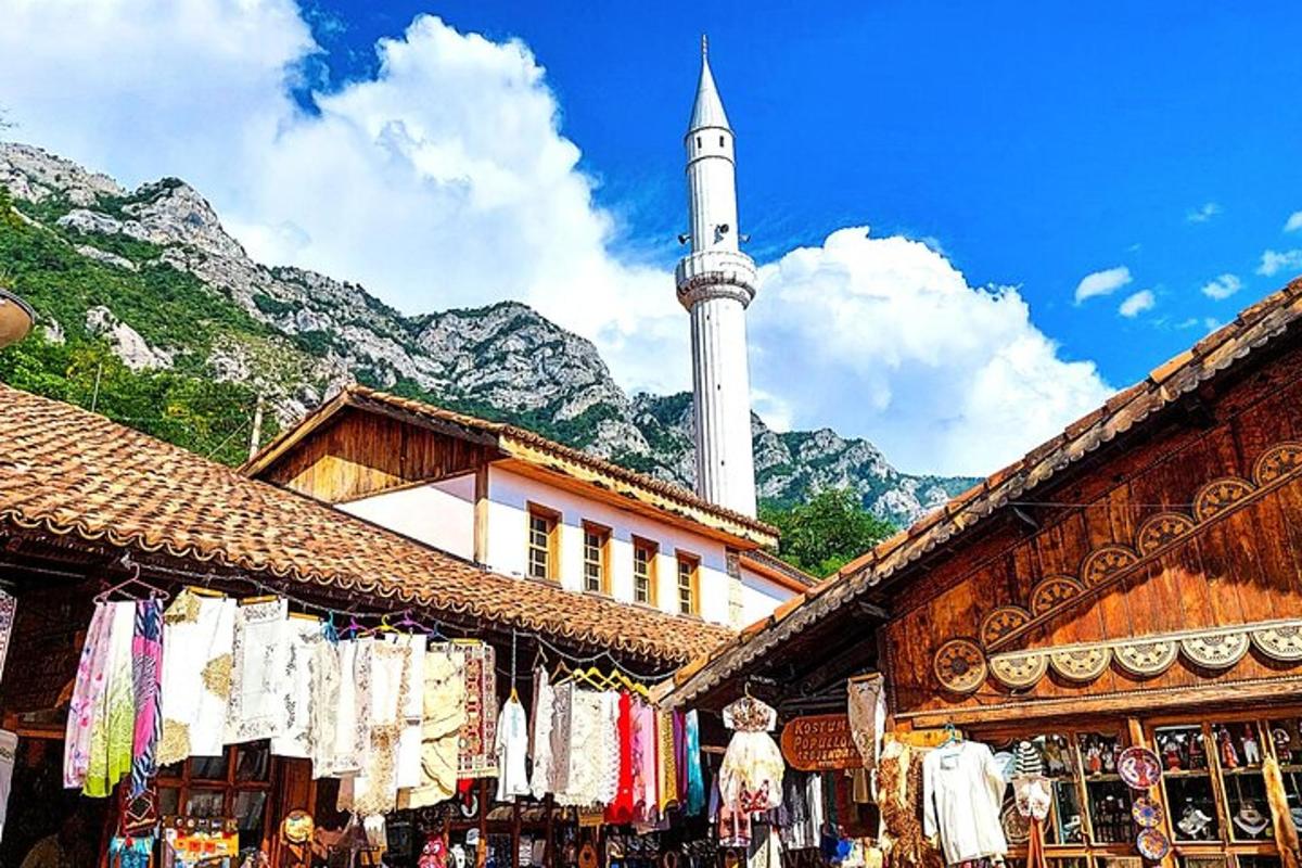 un mercato di strada con una moschea sullo sfondo e una torre