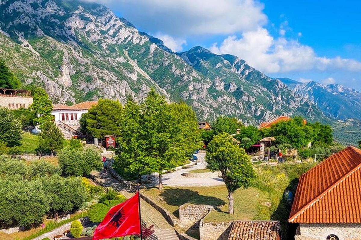 una vista di un villaggio con le montagne sullo sfondo