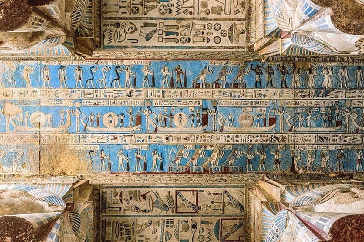 جدار به نقوش هيروغليفية على جانب مبنى