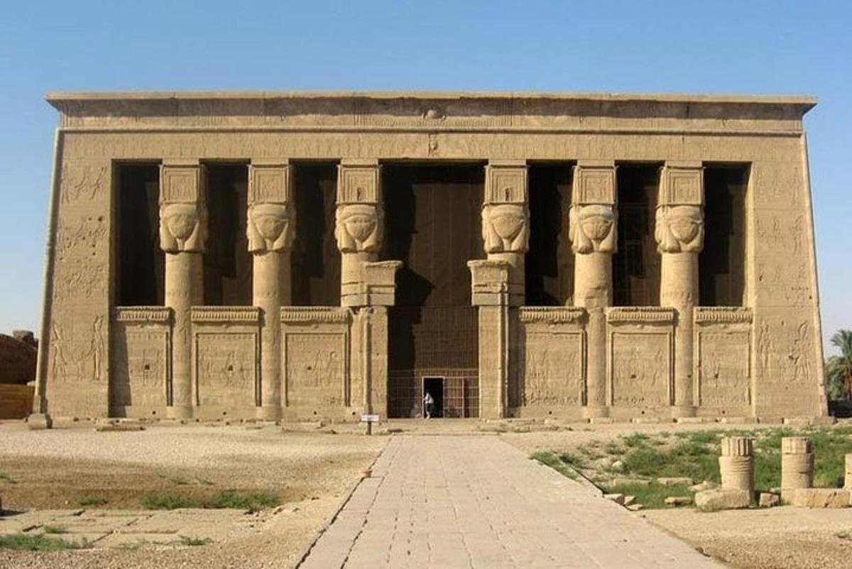 مبنى حجري كبير عليه وجوه