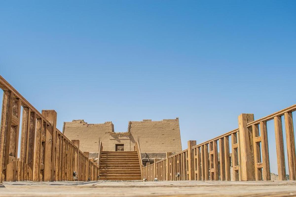 un edificio in costruzione con scale di fronte
