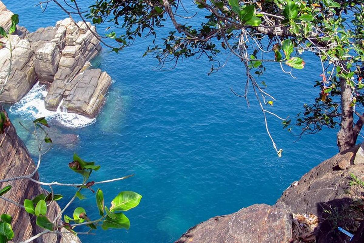 badan air biru dengan batu dan pokok
