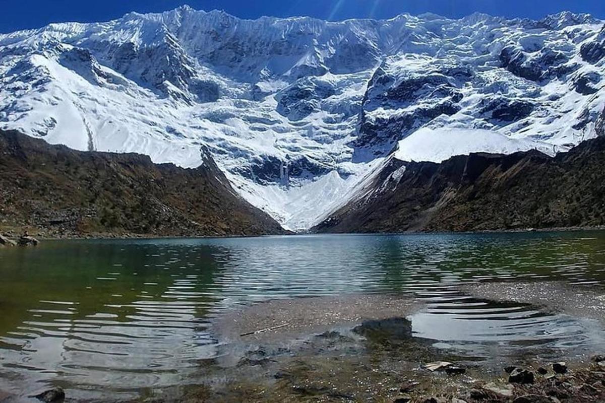 uno specchio d'acqua con una montagna coperta di neve