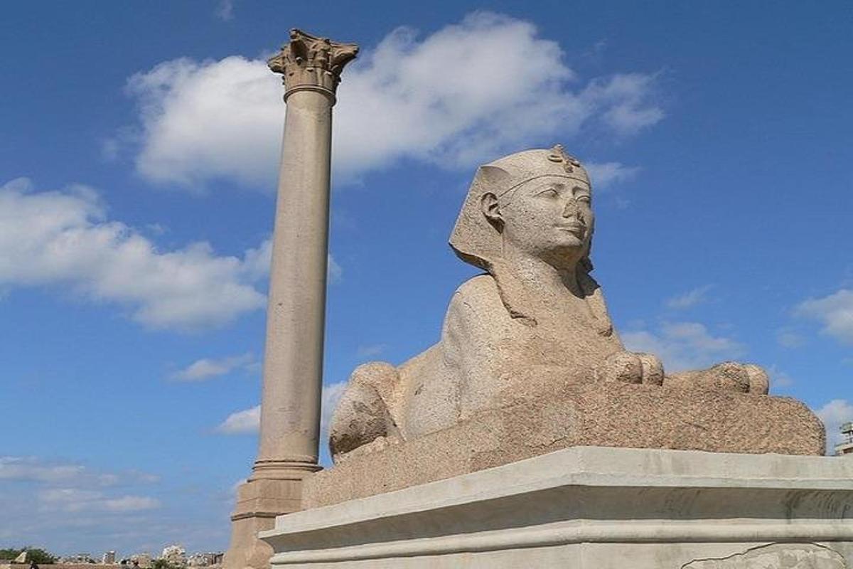 una statua con una colonna e un palo