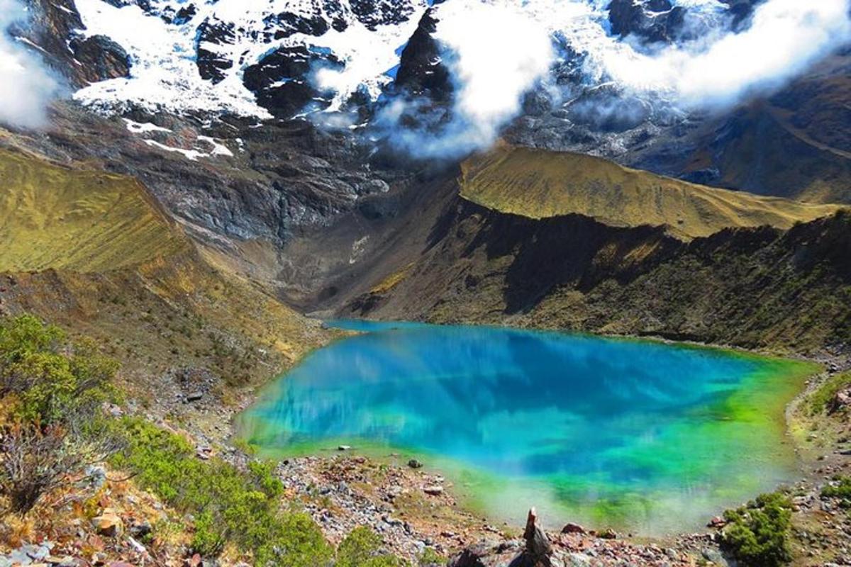 una vista di un lago blu in mezzo a una montagna