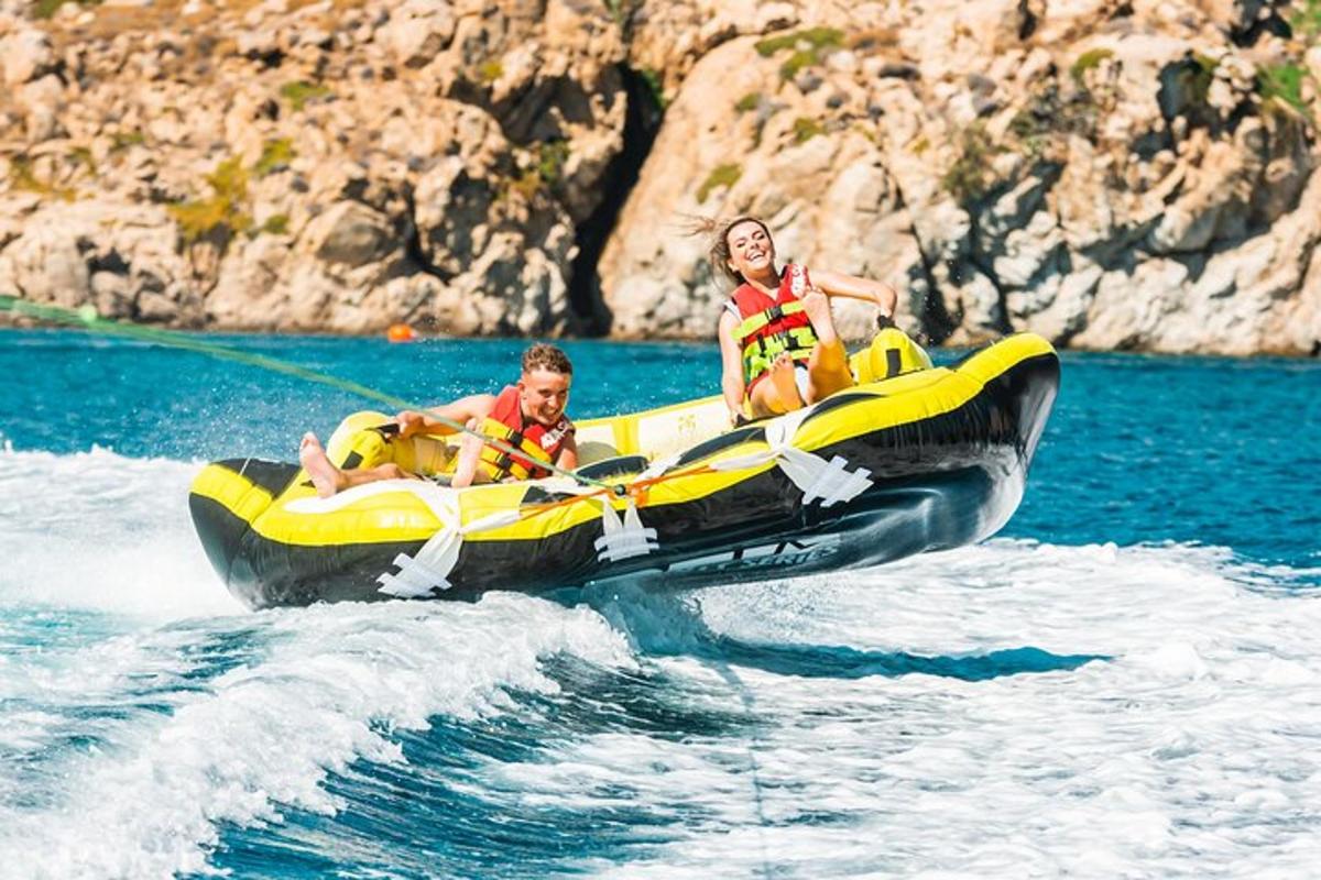 dues persones amb armilles salvavides en una bassa a l'aigua