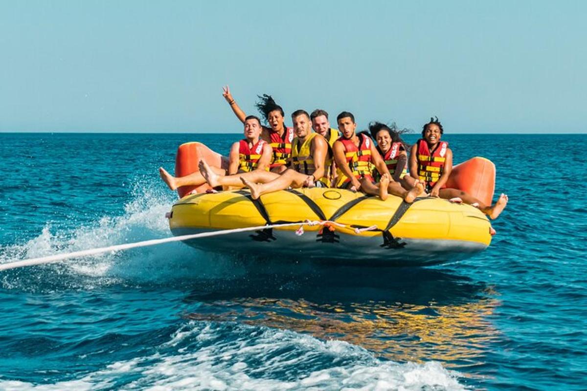 un gruppo di persone sedute su una zattera in acqua
