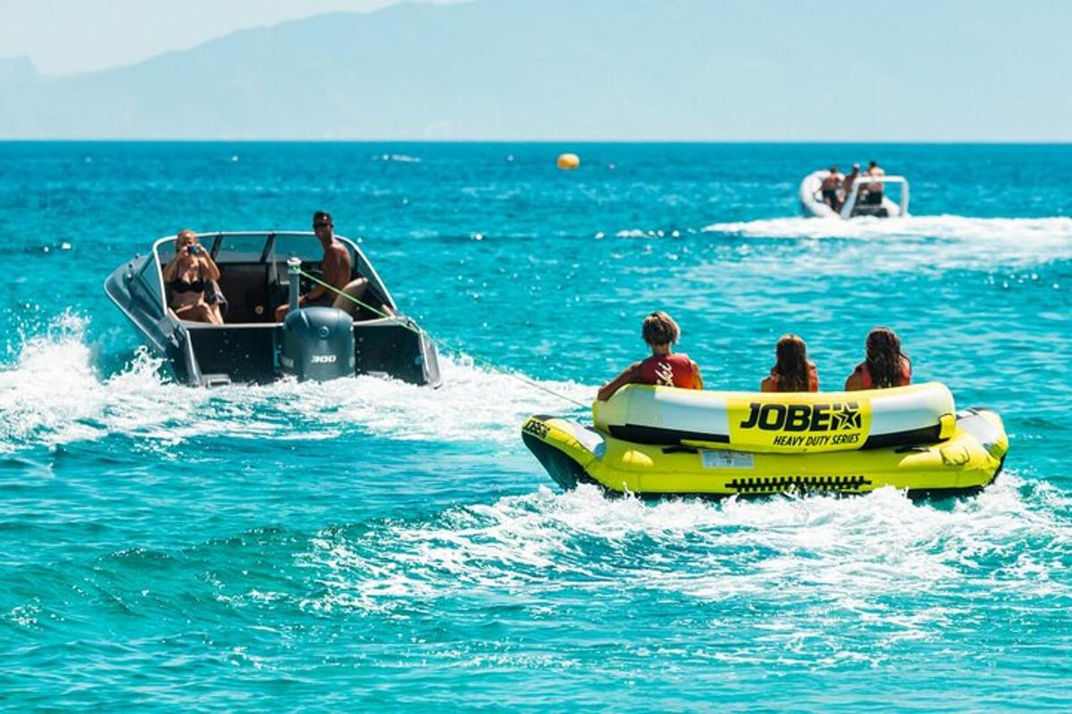 un gruppo di persone a bordo di una barca in acqua
