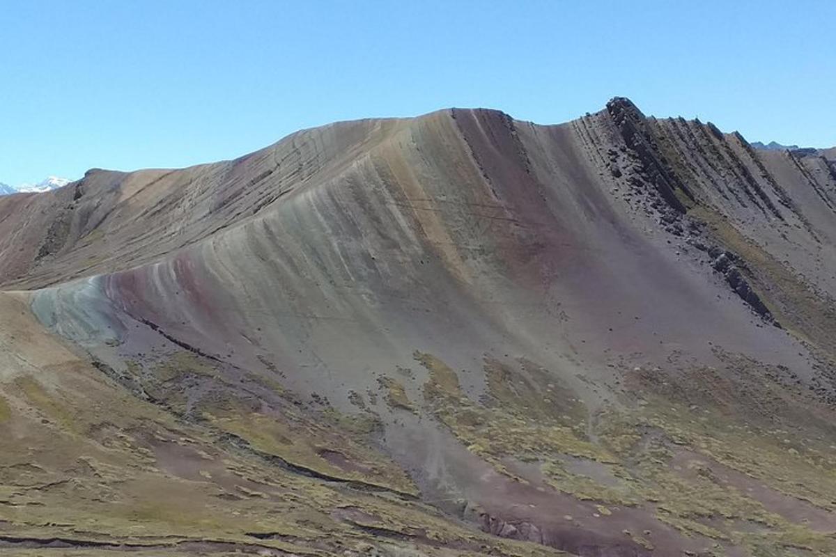 gunung coklat yang besar dengan latar belakang langit biru