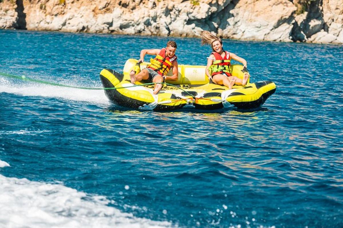 due persone a bordo di una zattera gialla in acqua