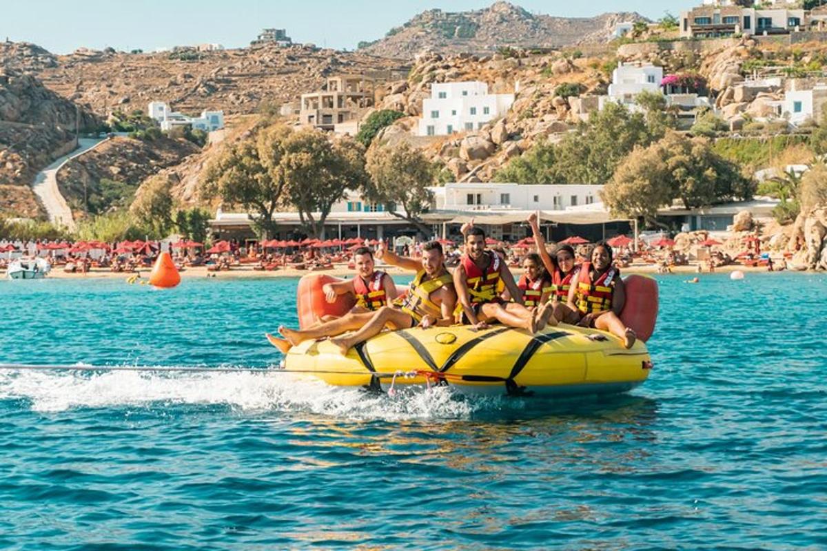 un gruppo di persone sedute su una zattera in acqua