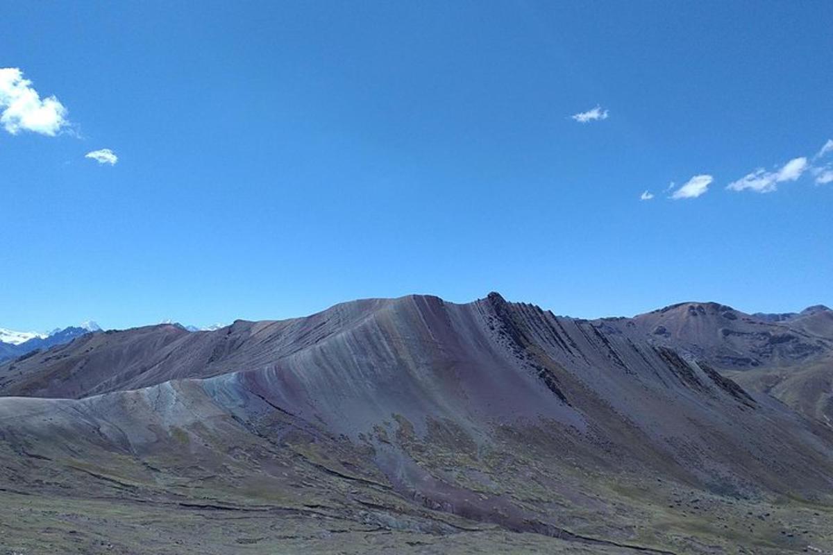 banjaran gunung dengan langit biru dan awan