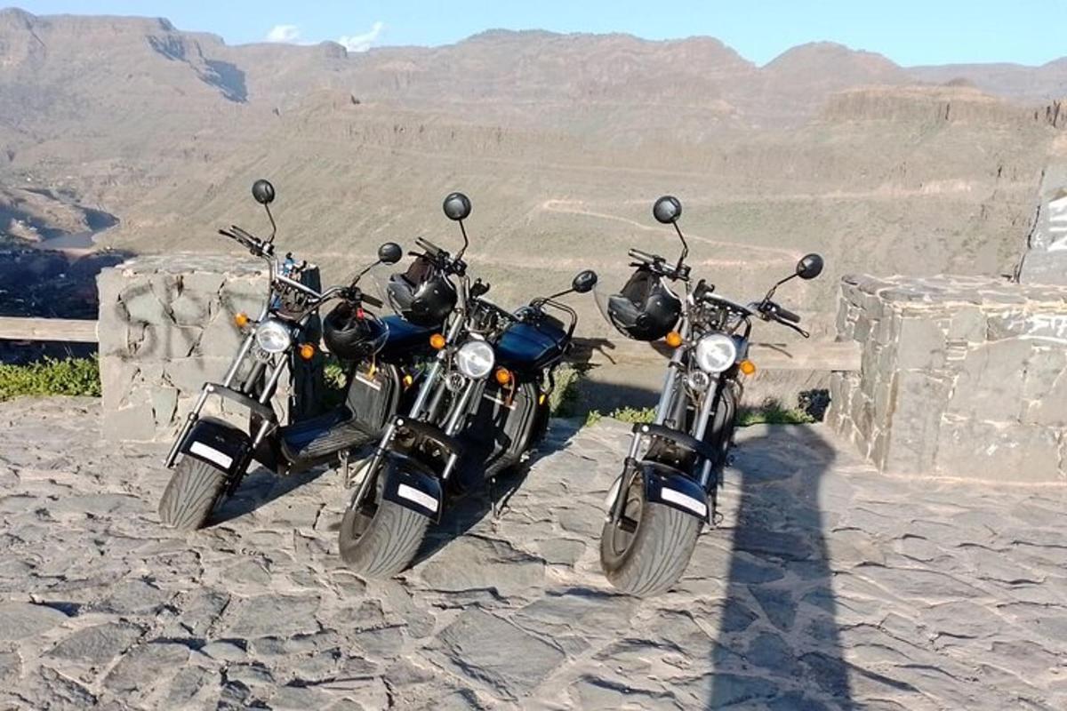 een paar motorfietsen geparkeerd op de top van een berg