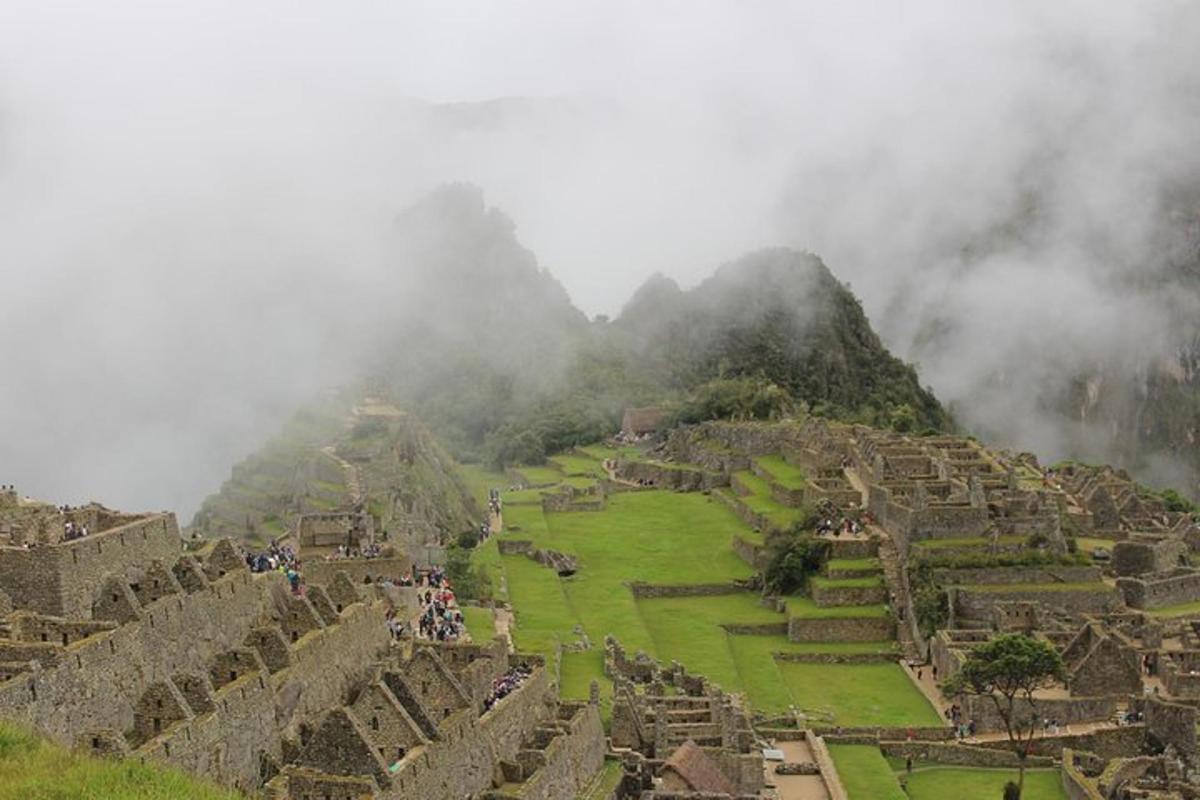 pohľad na ruiny Machu Picchu v oblakoch