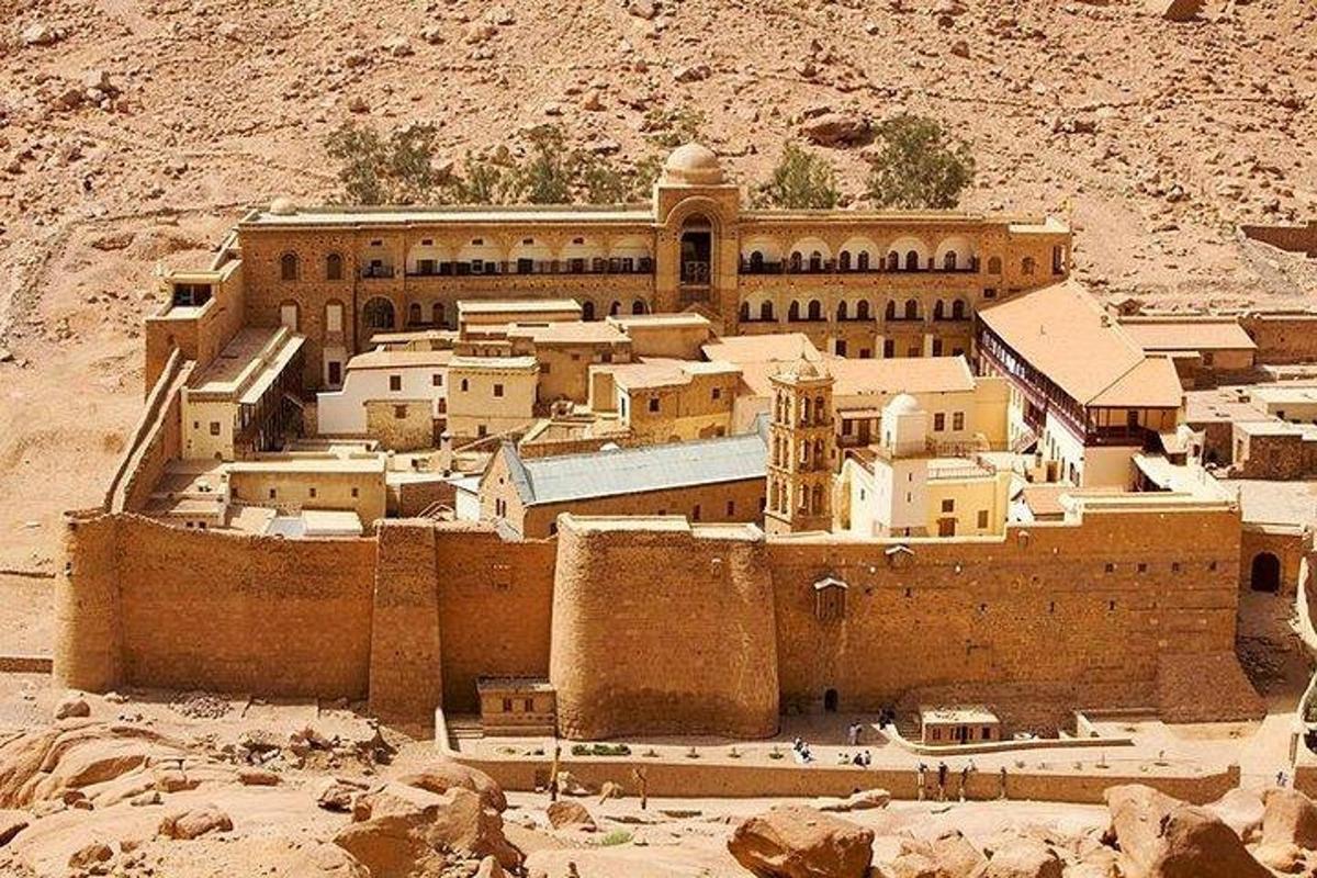 un vecchio edificio in mezzo al deserto