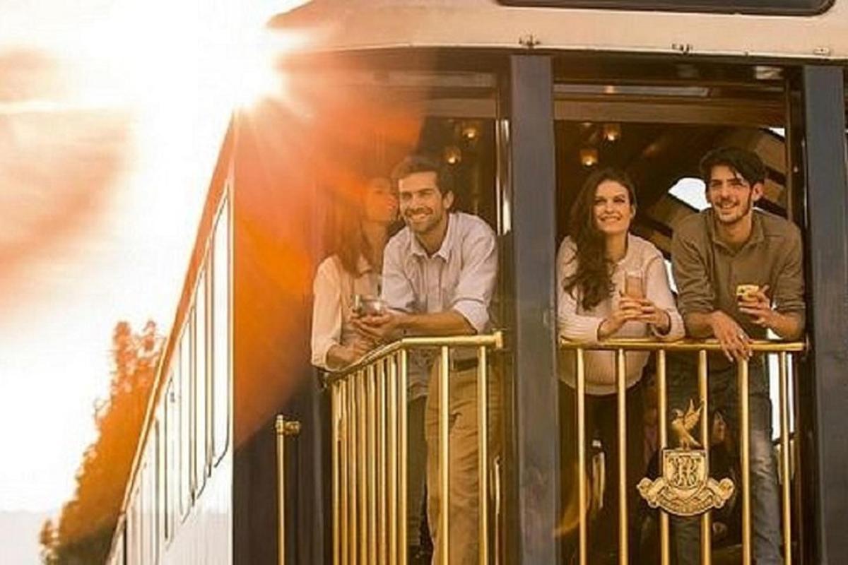 un gruppo di persone in piedi su un balcone