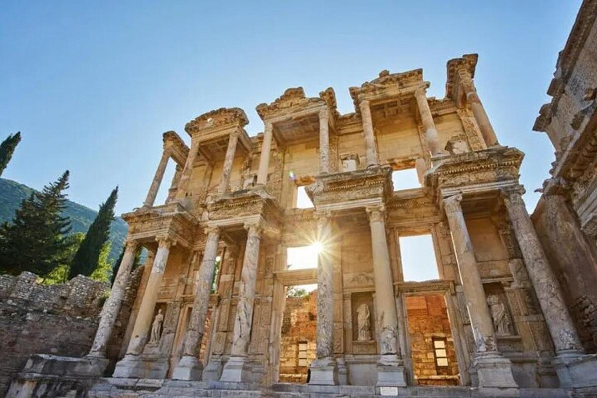 ruínas antigas de um edifício com o sol brilhando