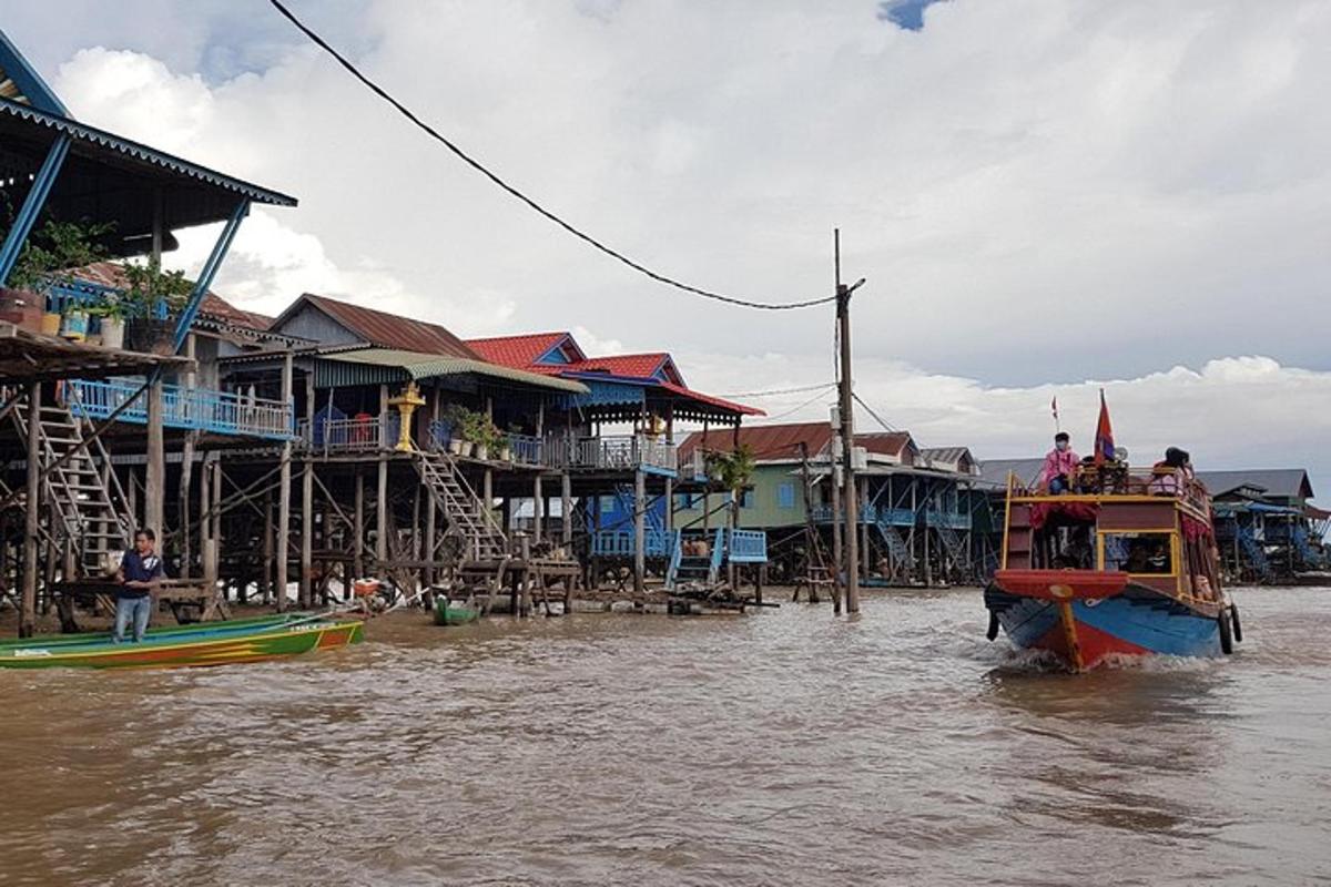 a boat in the water next to a group of houses